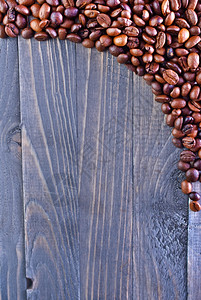 木制桌上的阿罗马咖啡豆图片