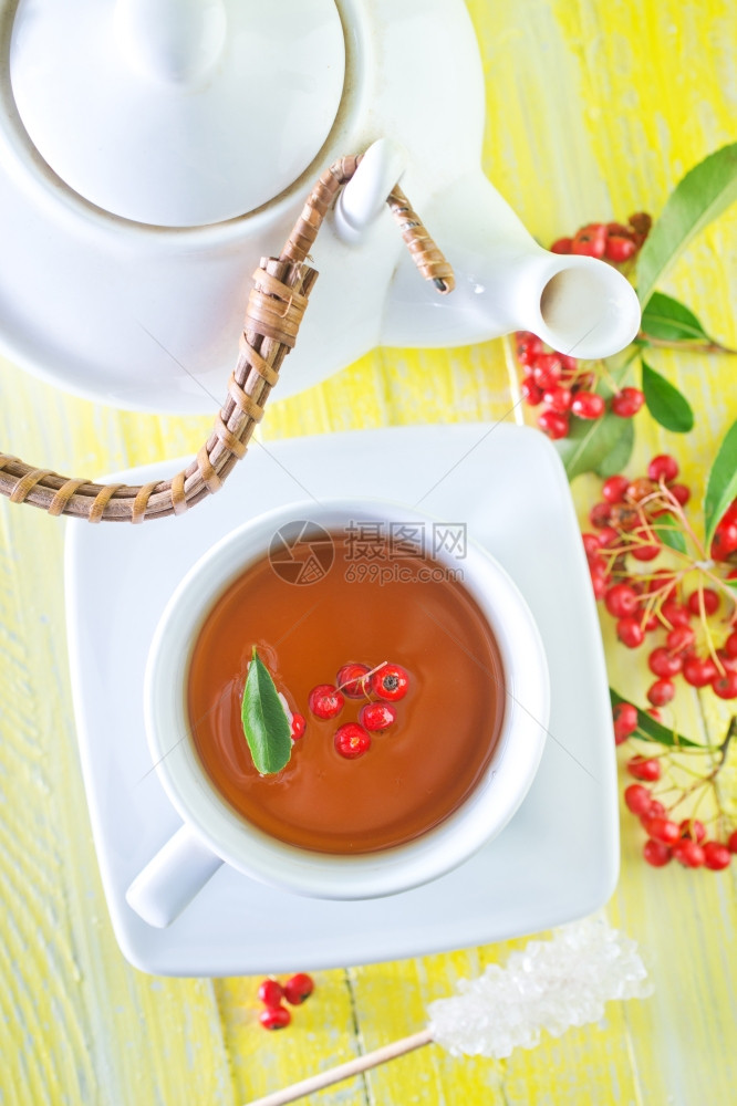 清茶在杯和桌上图片