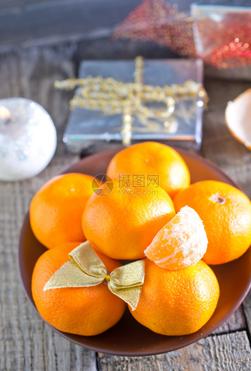 橘子和圣诞节装饰品背景图片