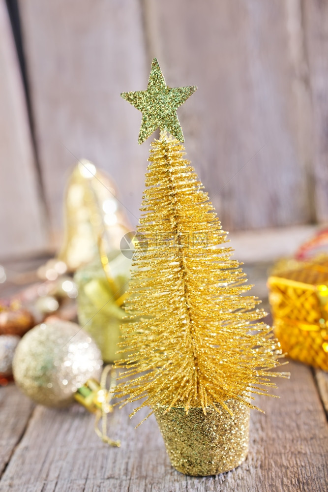 圣诞节的装饰在木桌上圣诞节背景图片