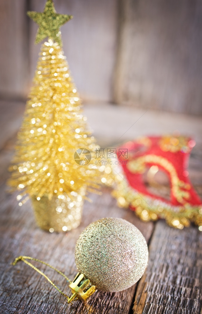圣诞节的装饰在木桌上圣诞节背景图片
