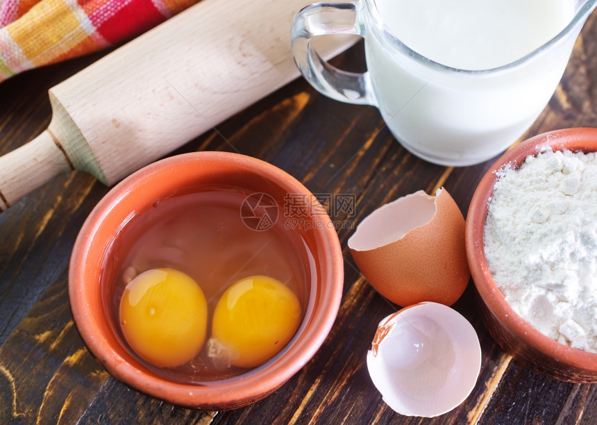 碗里的面粉和蛋黄图片