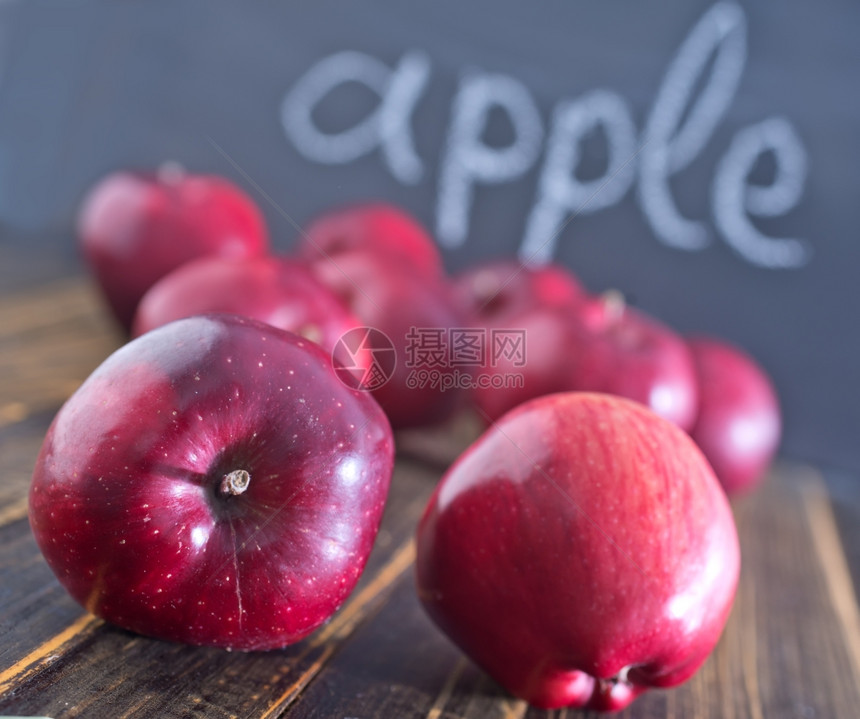 木制桌上的红苹果和图片