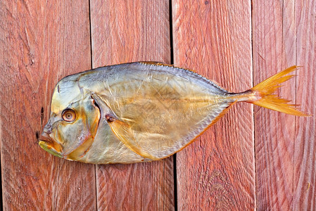 木板上的熏鱼图片