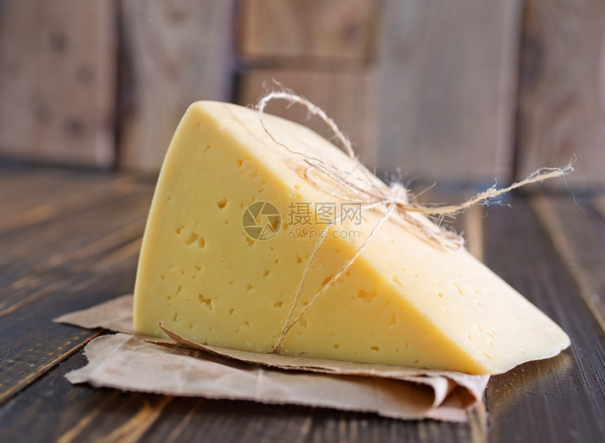 木板和桌子上的奶酪图片