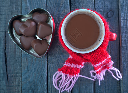 巧克力糖果和可可饮料在桌子上图片