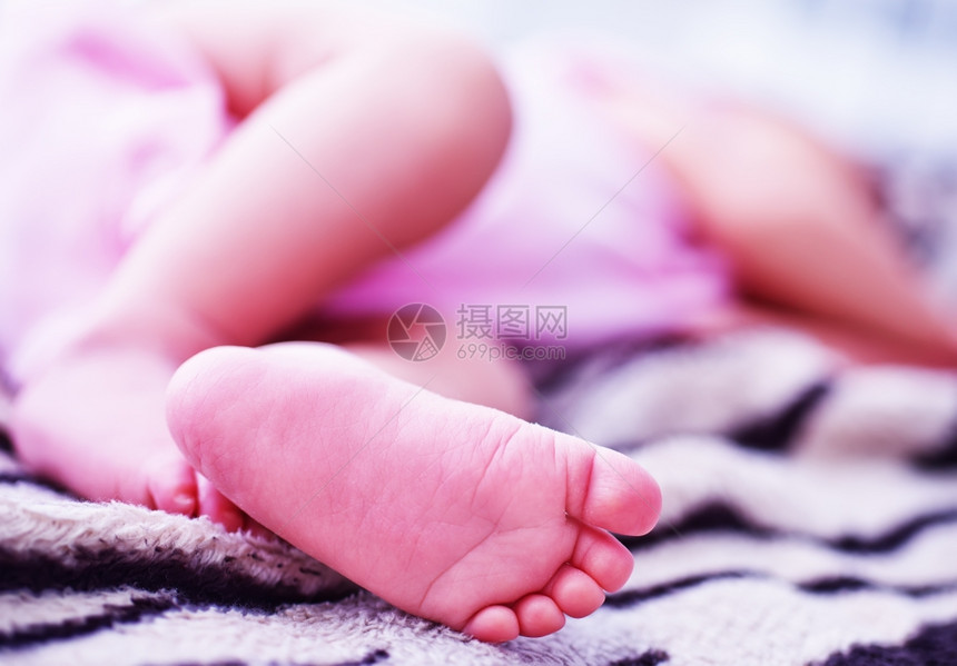婴儿脚一个小女孩的脚图片