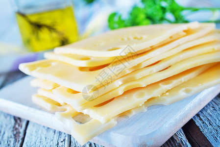 西芹背景的奶酪图片