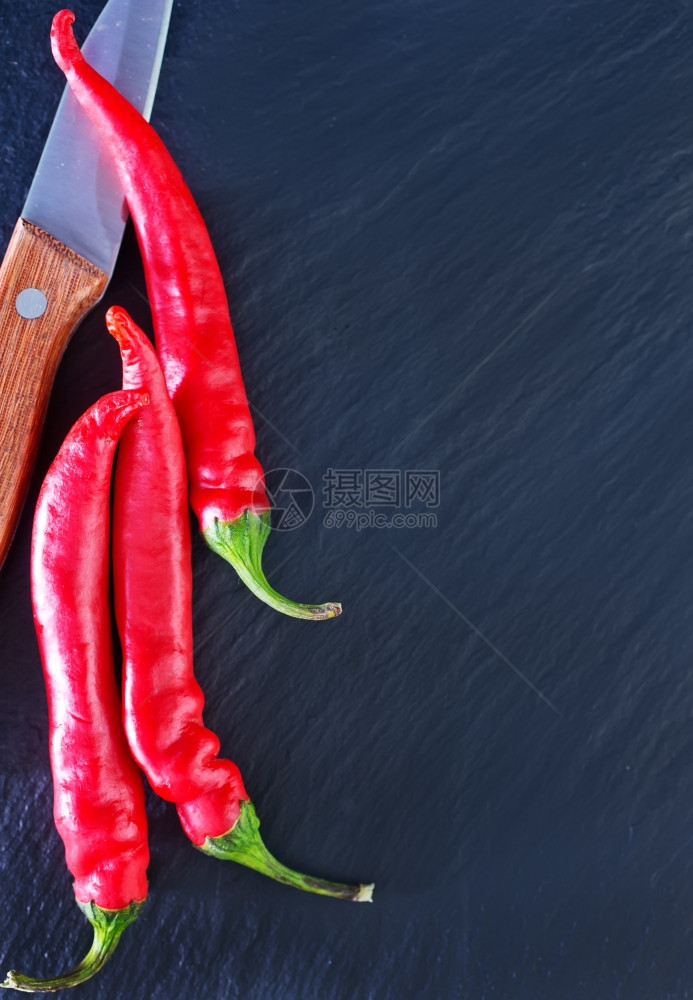 黑桌上的红辣椒图片
