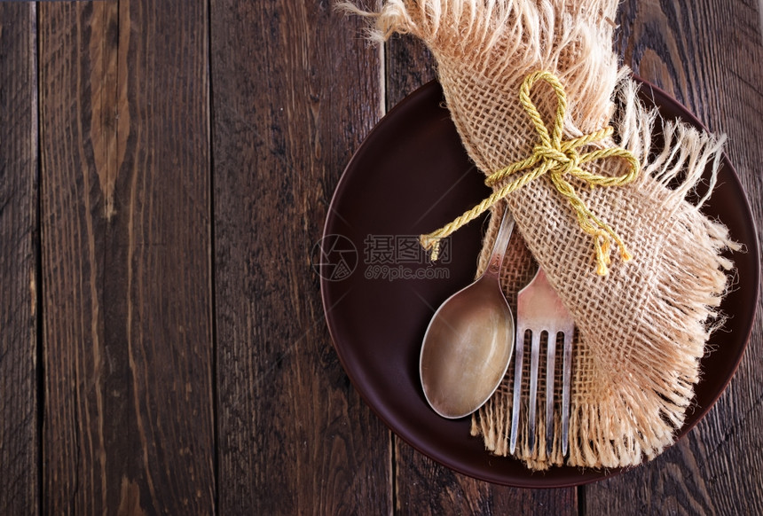 勺子叉和刀放在盘桌上图片
