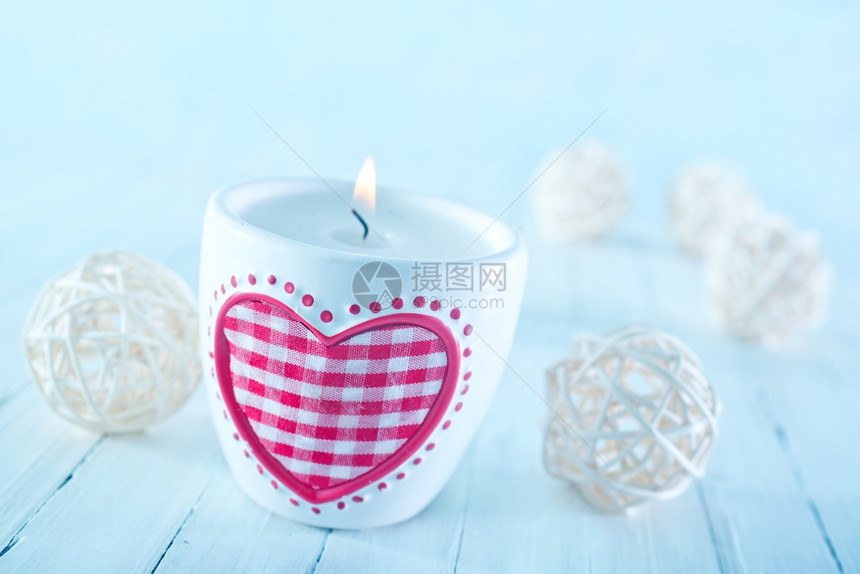 情人节的后春蜡烛放在桌子上图片