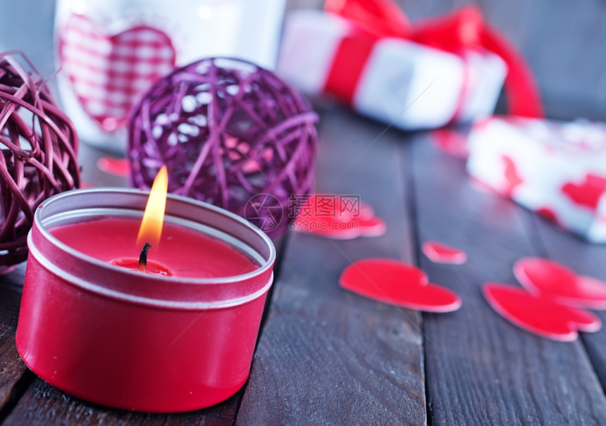 情人节的后春蜡烛放在桌子上图片