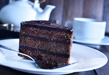 盘子上的巧克力蛋糕图片