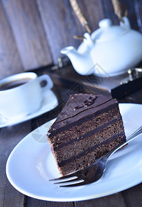 白盘上和桌子巧克力蛋糕图片