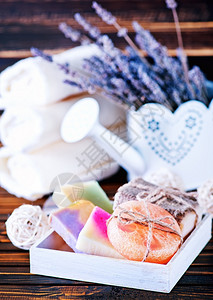 桌上的彩色肥皂和熏衣剂图片