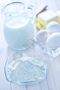 鸡蛋面粉和乳汁图片