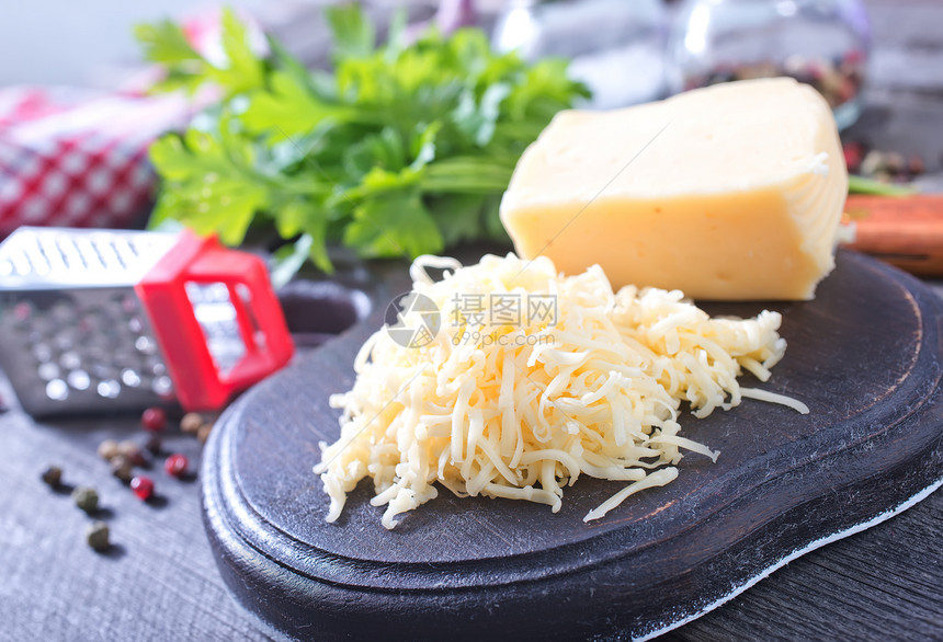 桌上和的奶酪图片