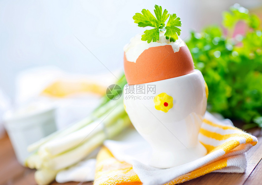桌上的煮鸡蛋和青绿色图片
