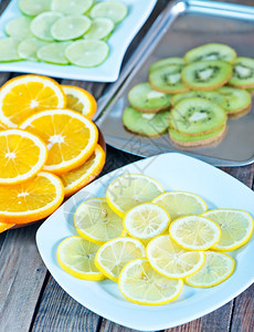 果实基威和柑橘混合从水果中切除图片