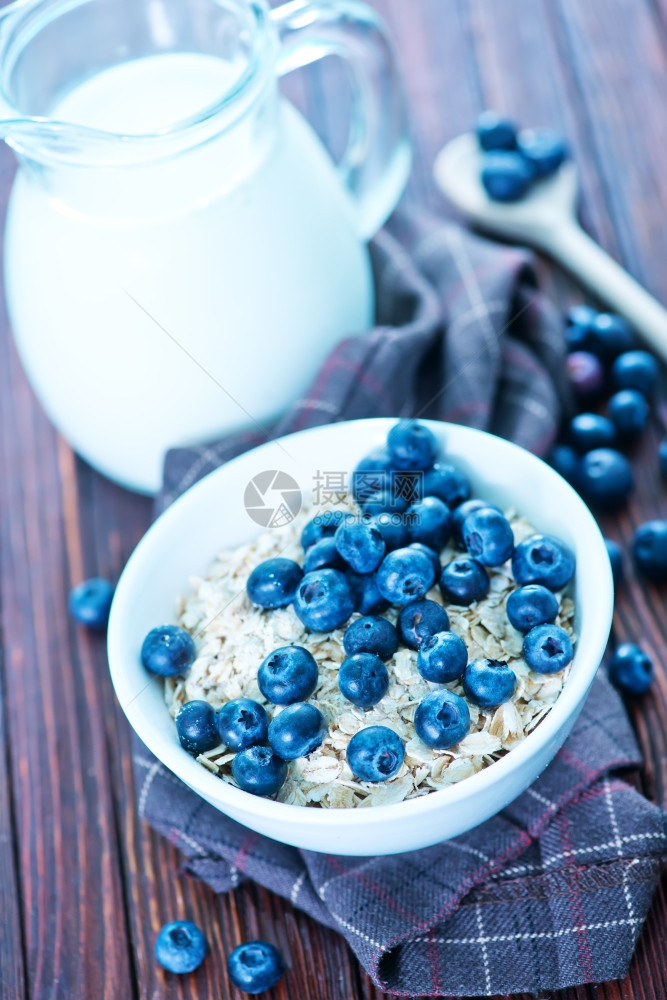白碗中的蓝莓原燕麦片图片