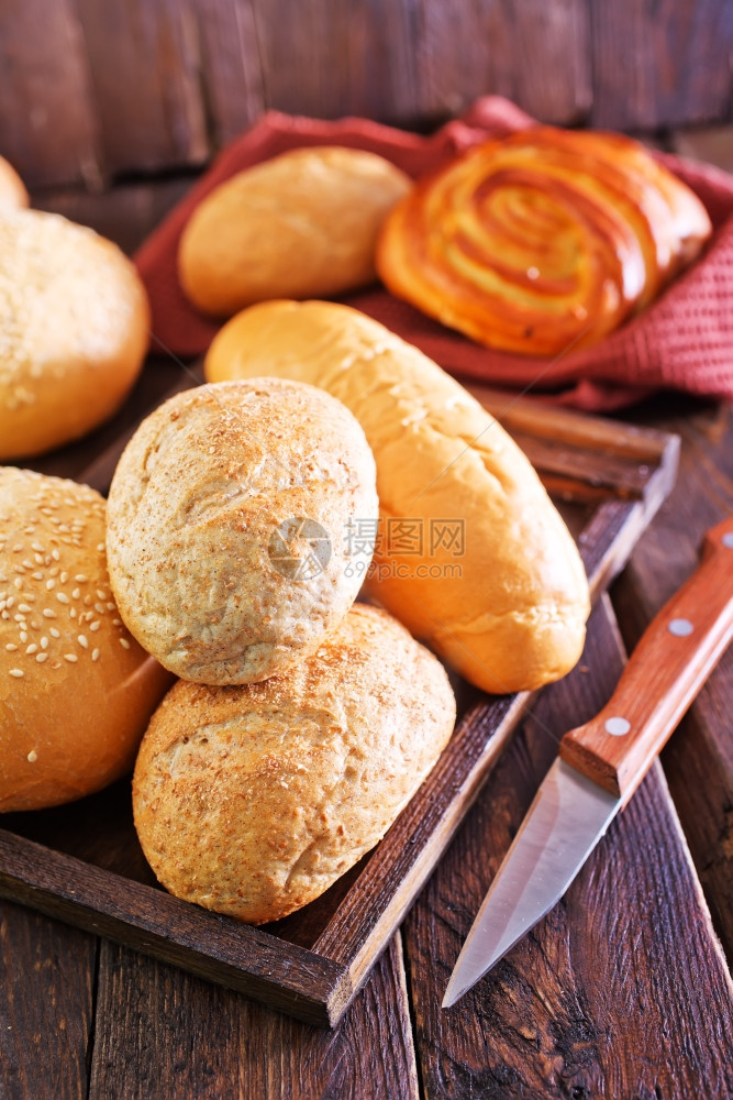 桌上的新鲜面包烘烤图片
