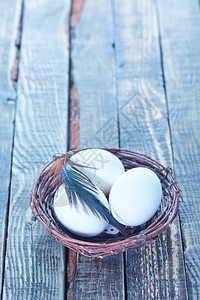 鸡蛋在巢和桌上的鸡蛋图片