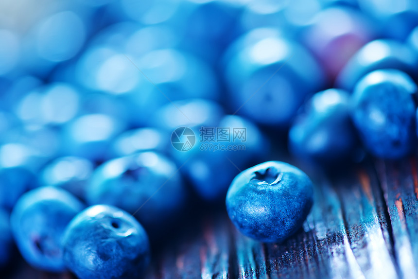 木板上的新鲜蓝莓浆果图片