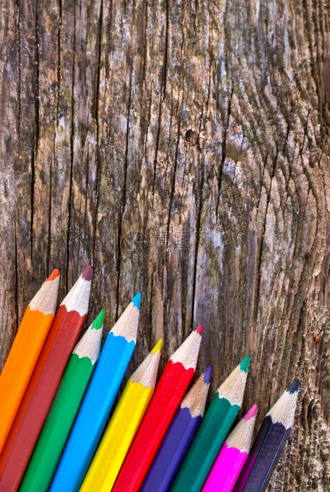 木制背景上的彩色铅笔木制板上的铅笔图片