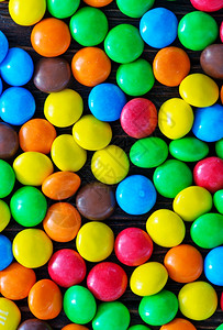 餐桌上的糖果颜色彩巧克力糖果的背景图片