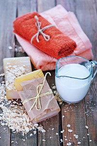 桌上的肥皂燕麦和罐装牛奶图片