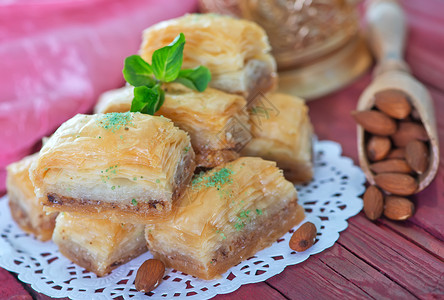 Baklava土耳其在金属板和桌子上的甜点高清图片