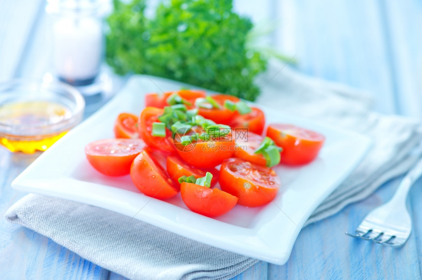 番茄沙拉盘上和桌的番茄沙拉图片