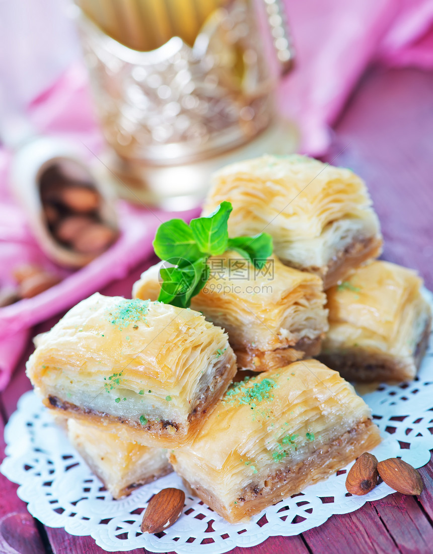 Baklava土耳其在金属板和桌子上的甜点图片