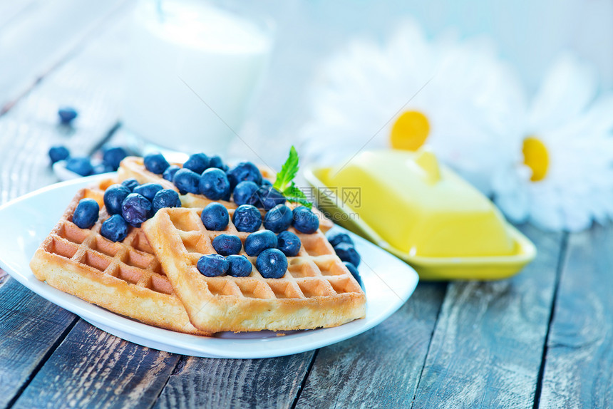 盘子上和桌带蓝莓的华芙饼图片
