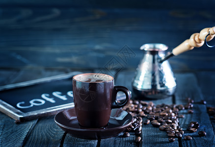 木制桌上的咖啡豆背景图片