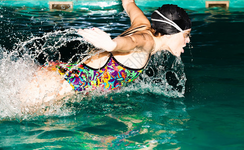 游泳竞争和娱乐游泳女跳图片