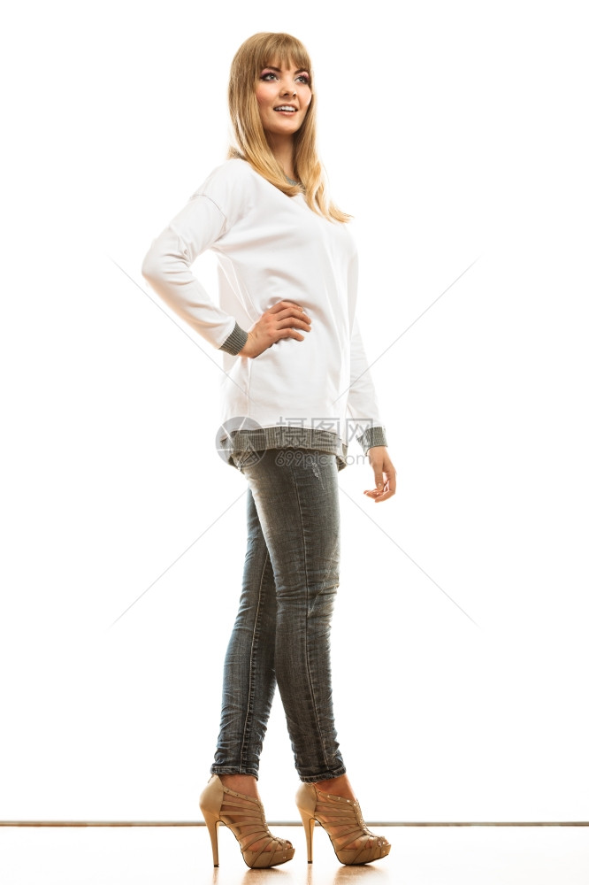 时装年轻金发时装女牛仔裤白长袖衬衫图片