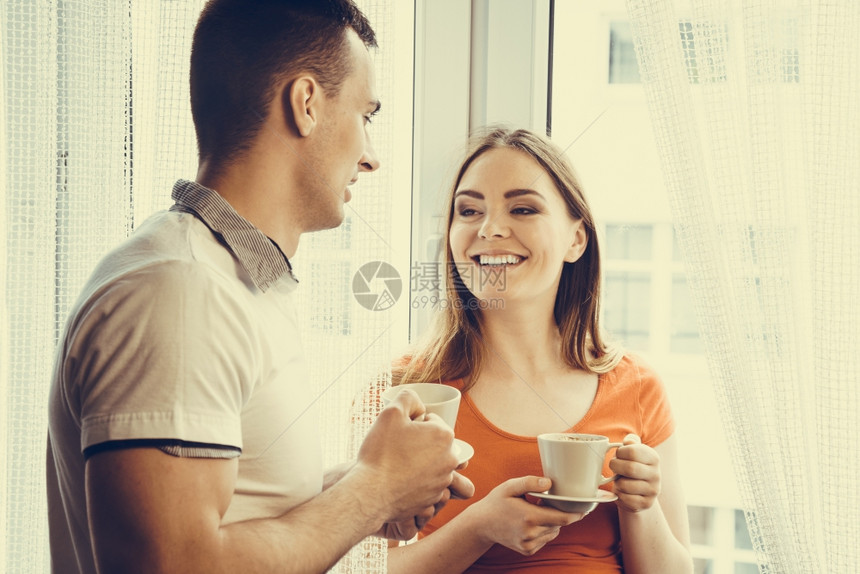 情侣在家中一起喝茶图片