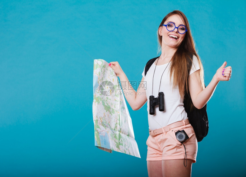 暑假和旅游概念快乐的女子长发太阳镜背书阅读上显示蓝色的拇指标志图片
