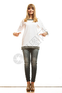 T恤衫设计概念全长金发时装女裤白长袖衬衫指着自己孤立图片