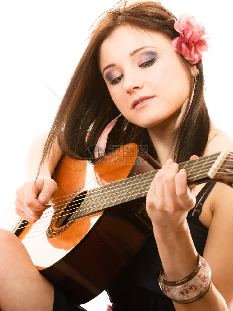 旅行度假概念音乐爱好者暑期女孩演奏声音吉他在白色背景上被孤立图片