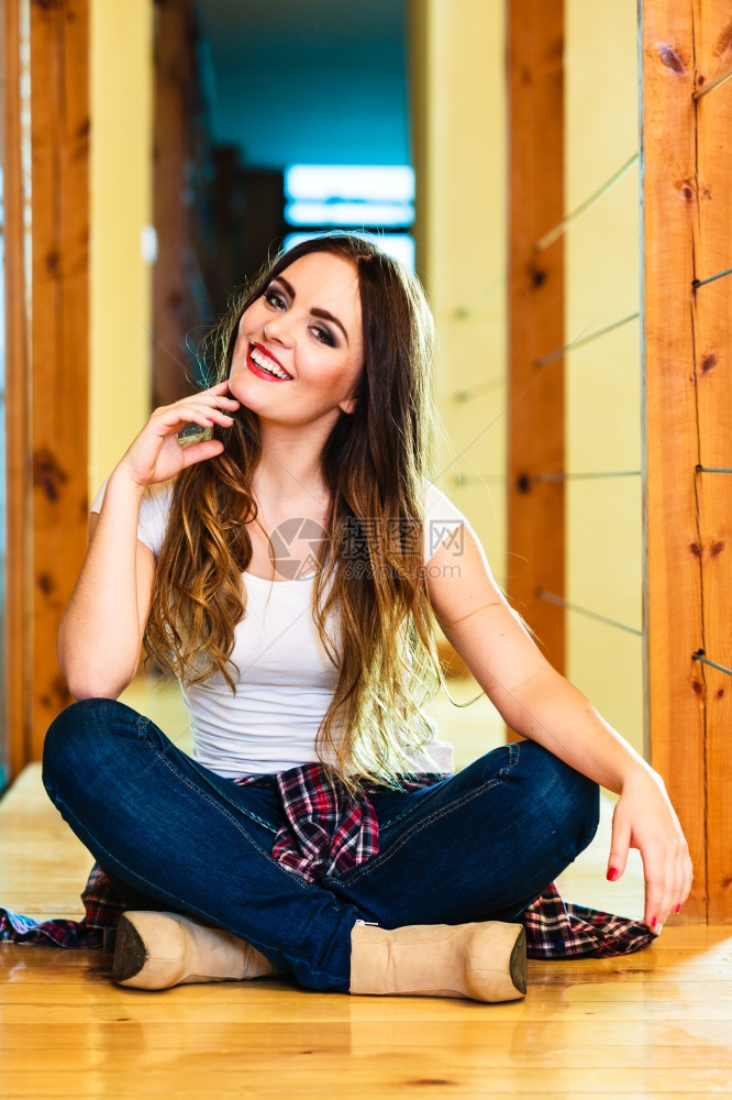 时装和年轻人概念全长的少女发卷穿着牛仔裤长发穿着牛仔裤的长发在家休息坐地板上图片