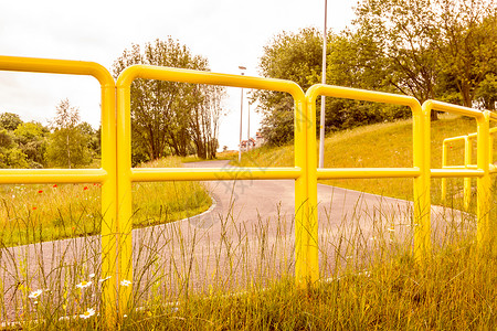 黄道围栏自行车道公路围栏自行车道背景图片