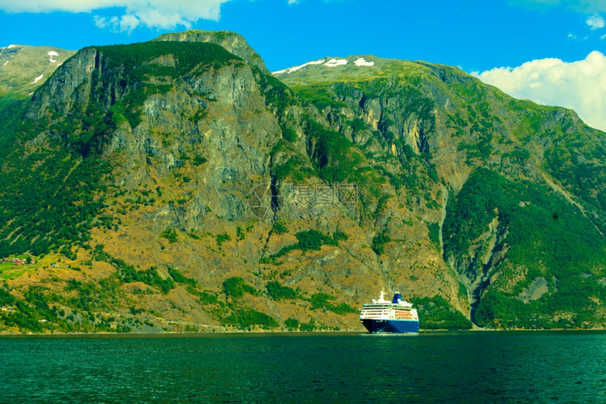 在挪威斯堪的纳维亚FjordSognefjord的山地和游轮图片