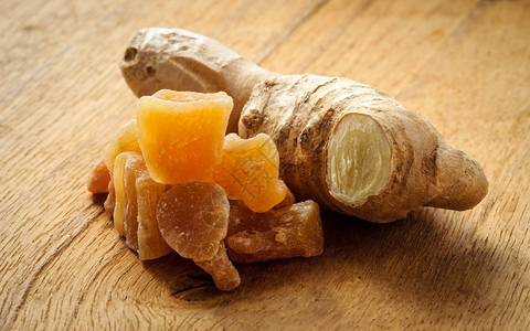 热干燥结晶的姜子和木制桌上的新鲜根子健康的食物恶心寒冷的家庭治疗方法图片