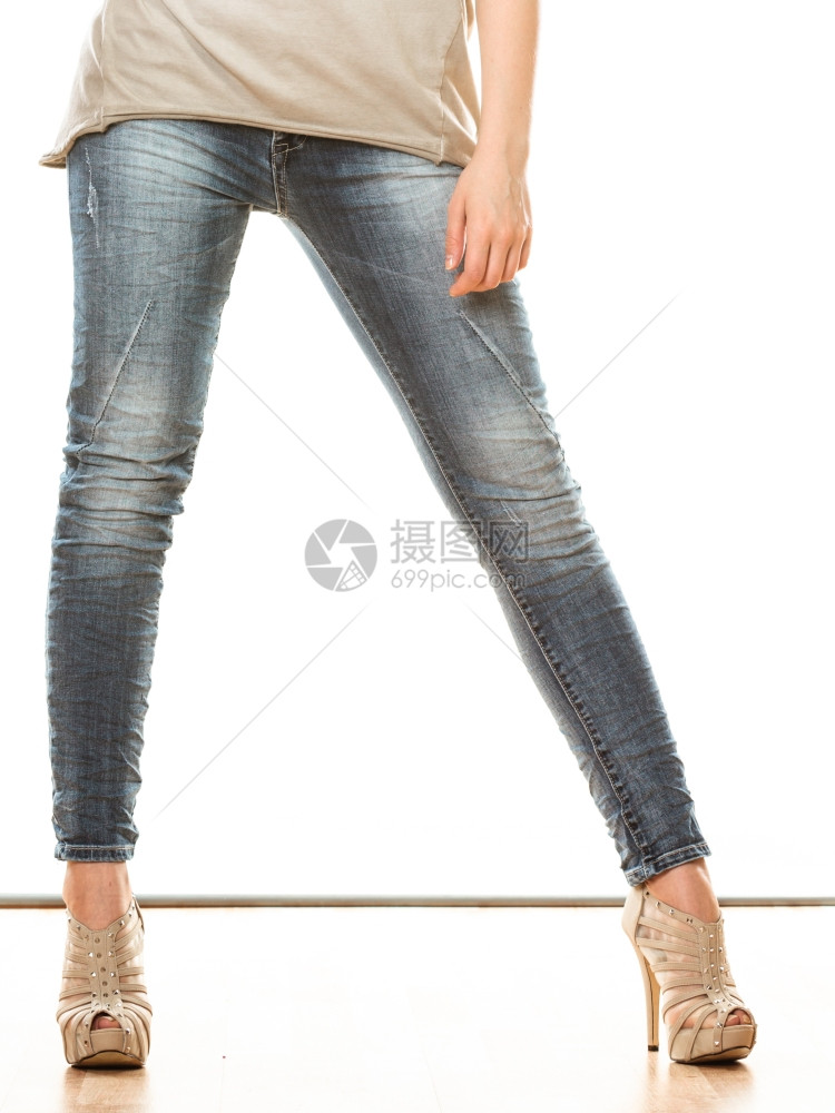 时装和人的概念穿着牛仔裤的女子双腿穿着牛仔裤平台的高鞋穿着跟图片