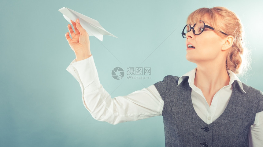 戴眼镜的女人手拿着一架纸飞机图片