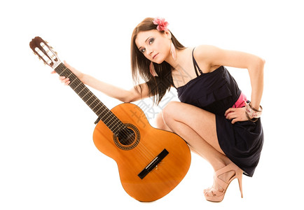 旅行度假概念音乐爱好者暑假女嬉皮全长度的风格手持音响吉他白色隔绝图片