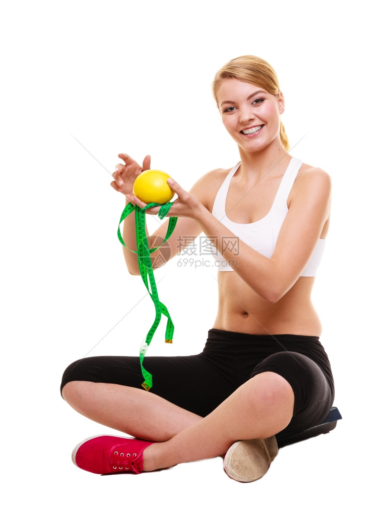 快乐的女孩拿着葡萄汁和测量胶带坐着健康和的生活方式概念饮食和瘦身孤立于白种背景图片