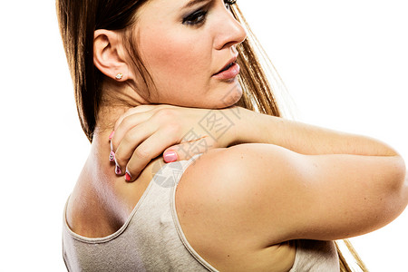 年轻女人用白的过敏皮疹抓着痒的背部图片